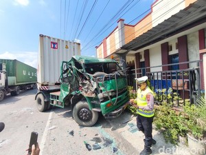 Truk Tronton Hantam Pagar Rumah di Karangtengah Demak, Pantura Macet 1 Km