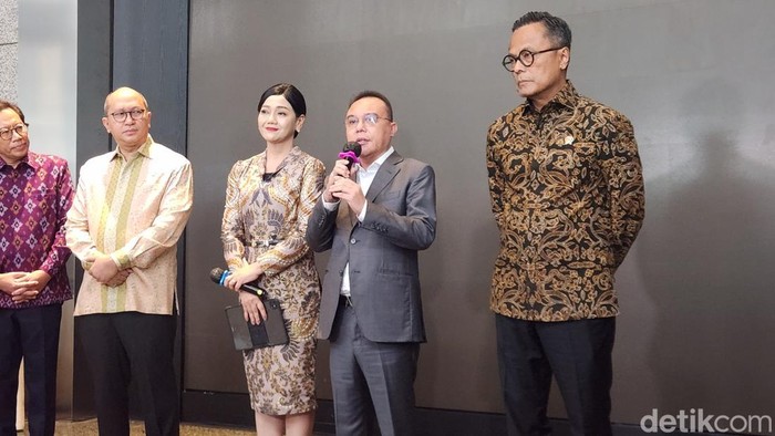 Wakil Ketua DPR RI Sufmi Dasco Ahmad dalam konferensi pers di Gedung BEI, Selasa (19/5/2026).