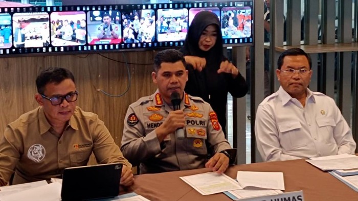 Konferensi pers soal pengungkapan kasus penipuan pendirian SPPG.
