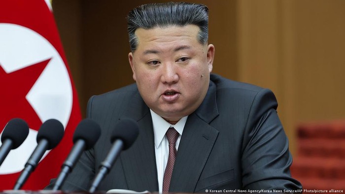 Kim Jong Un mengumumkan perubahan konstitusi tersebut dalam Sidang Majelis Rakyat Tertinggi pada bulan Maret [Foto arsip: 23 Maret 2026] (Korean Central News Agency/Korea News Service/AP Photo/picture alliance)