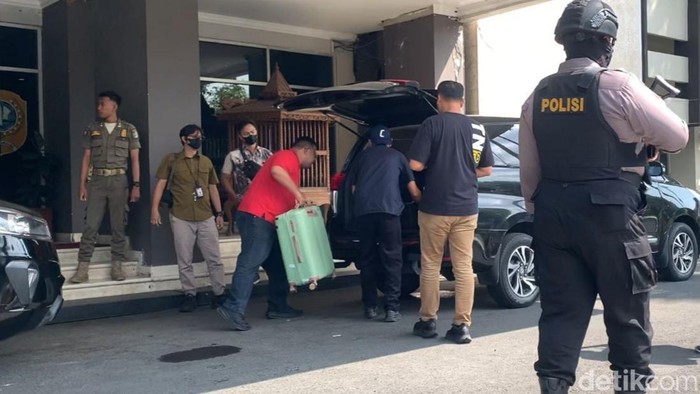 KPK membawa sejumlah barang bukti saat melakukan penggeledahan di kantor Pemkab Tulungagung