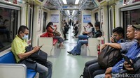 Suasana di dalam rangkaian kereta tampak ramai dengan penumpang yang memenuhi kursi. Pengguna didominasi pekerja hingga masyarakat umum yang memanfaatkan LRT sebagai sarana perjalanan yang praktis dan efisien.