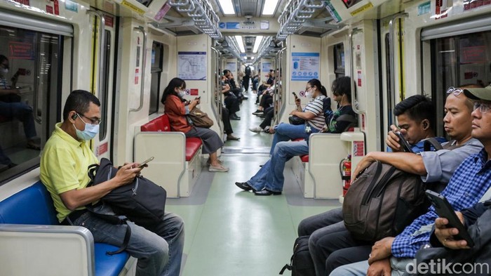 Sejumlah penumpang menggunakan layanan LRT Jabodebek untuk beraktivitas di Jakarta, Selasa (19/5/2026). Moda transportasi ini menjadi salah satu pilihan masyarakat dalam menunjang mobilitas harian di kawasan perkotaan.
