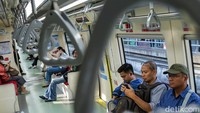 Sejumlah penumpang menggunakan layanan LRT Jabodebek untuk beraktivitas di Jakarta, Selasa (19/5/2026). Moda transportasi ini menjadi salah satu pilihan masyarakat dalam menunjang mobilitas harian di kawasan perkotaan.