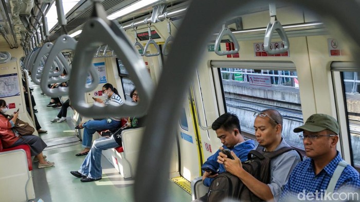 Sejumlah penumpang menggunakan layanan LRT Jabodebek untuk beraktivitas di Jakarta, Selasa (19/5/2026). Moda transportasi ini menjadi salah satu pilihan masyarakat dalam menunjang mobilitas harian di kawasan perkotaan.