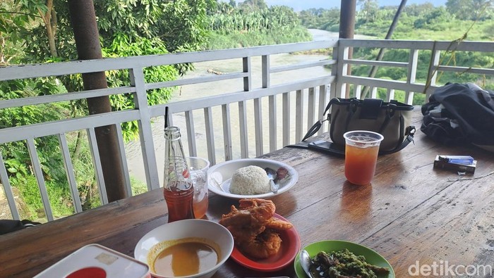Makan di Kedai Ayah, Medan. (Rindi Antika/detikSumut)