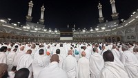 Jemaah Muslim melaksanakan salat di Masjidil Haram menjelang puncak ibadah haji di Makkah, Arab Saudi, Selasa (19/5/2026). Ribuan jemaah dari berbagai negara mulai memadati kawasan sekitar Kabah untuk mempersiapkan rangkaian ibadah haji tahun ini. REUTERS/Ibraheem Abu Mustafa