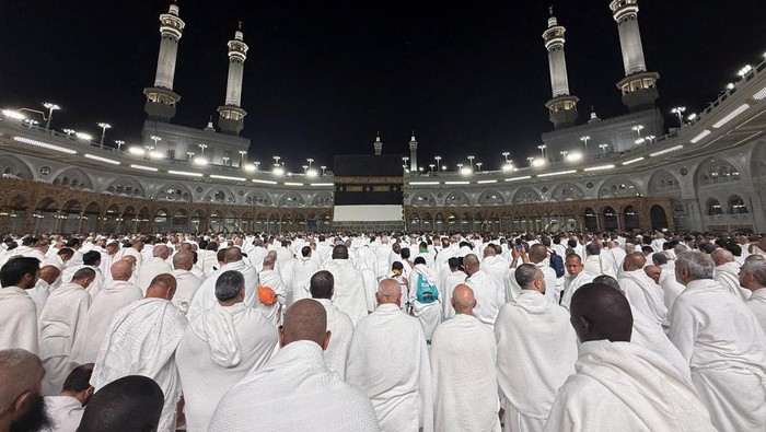 Muslim pilgrims rest near the Kaaba at the Grand Mosque, ahead of the annual hajj pilgrimage, in Mecca, Saudi Arabia, May 18, 2026. Picture taken with a mobile phone. REUTERS/Ibraheem Abu Mustafa      TPX IMAGES OF THE DAY