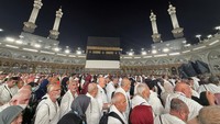 Jemaah Muslim mengelilingi Kabah dan melaksanakan salat di Masjidil Haram menjelang ibadah haji di Makkah, Arab Saudi, Selasa (19/5/2026). Aktivitas tawaf terus berlangsung seiring meningkatnya kedatangan jemaah haji dari berbagai penjuru dunia. REUTERS/Ibraheem Abu Mustafa