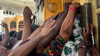 Jemaah Muslim menyentuh dinding Kabah di Masjidil Haram menjelang ibadah haji di Makkah, Arab Saudi, Senin (18/5/2026). Banyak jemaah memanfaatkan waktu sebelum puncak haji untuk berdoa dan beribadah di area sekitar Kabah. REUTERS/Ibraheem Abu Mustafa