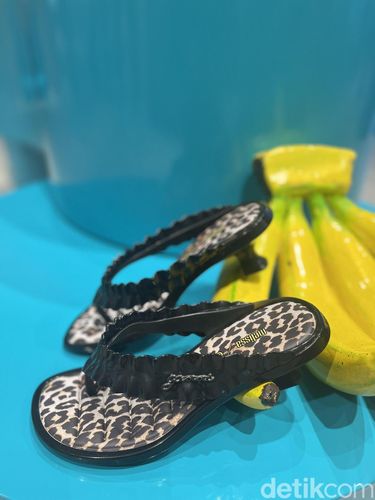 Kolaborasi Melissa x GANNI, sepatu jeli vegan ramah lingkungan dengan ruffles ikonis & warna cerah, padukan tren futuristik dan gaya scandi-cool yang playful.