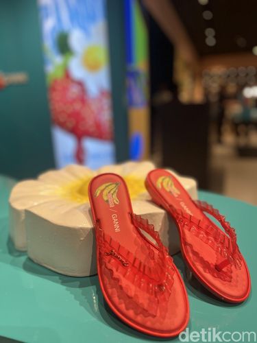Kolaborasi Melissa x GANNI, sepatu jeli vegan ramah lingkungan dengan ruffles ikonis & warna cerah, padukan tren futuristik dan gaya scandi-cool yang playful.