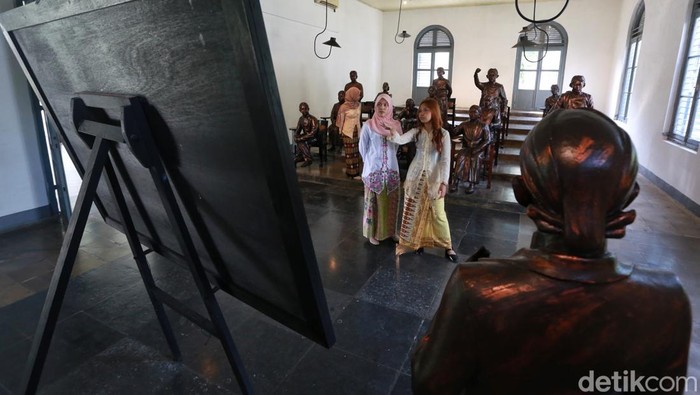 Pengunjung melihat koleksi, diorama, patung separuh badan, dan artefak sejarah di Museum Kebangkitan Nasional, Jakarta Pusat, Selasa (19/5/2026). Kunjungan meningkat menjelang peringatan Hari Kebangkitan Nasional pada 20 Mei.