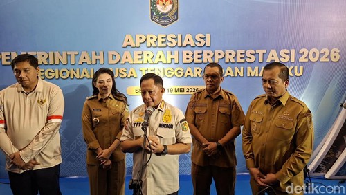 Menteri Dalam Negeri Muhammad Tito Karnavian memberi keterangan pers di Lombok Barat, NTB, Selasa (19/5/2026).