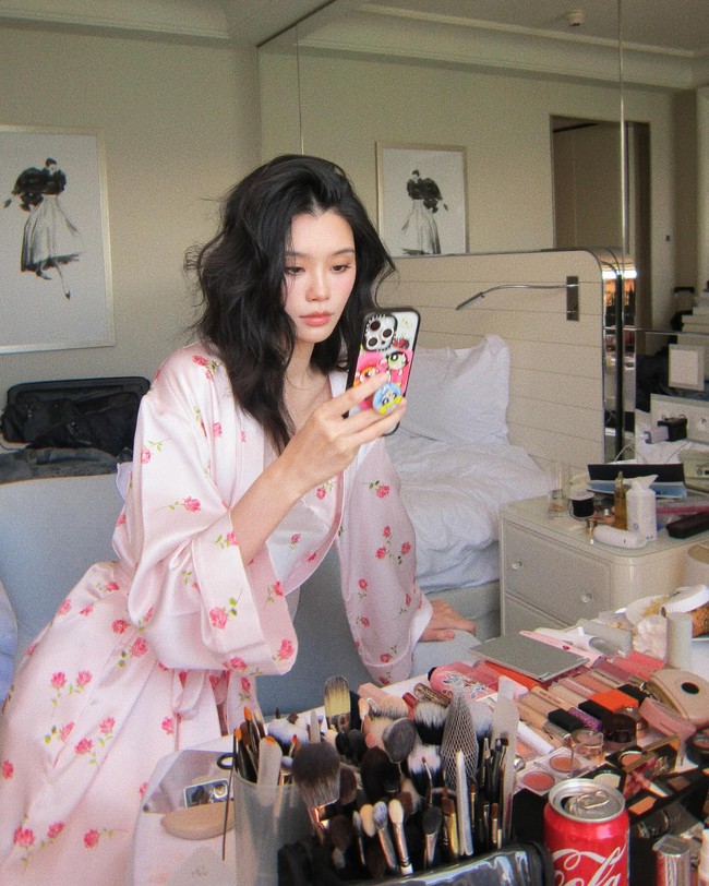 Pada 2022, Ming Xi dilaporkan sudah masuk dalam daftar penerus kekayaan pribadi Leong On Kei. Sejak Maret 2024, ia juga disebut menerima kapal kargo senilai HK$4,6 miliar (Rp 10 triliuanan) sebagai hadiah dari keluarga kasino untuk ulang tahunnya yang ke-35. Foto: Instagram