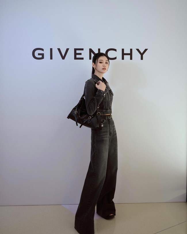 Bukan sekadar kado, kapal itu menghasilkan keuntungan yang ditransfer langsung ke rekening pribadinya. Karena itu, Ming Xi disebut sebagai menantu kesayangan mertua padahal dulu hampir tidak disetujui keluarga kasino.Foto: Instagram