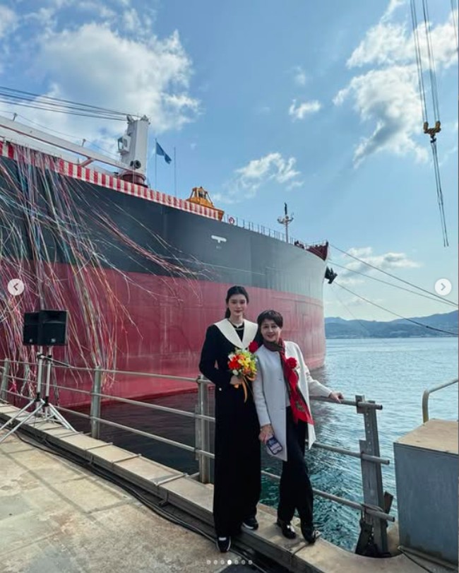 Ming Xi pernah diremehkan oleh mertua saat pertemuan pertama karena latar belakang keluarganya yang dianggap tidak setara dengan dinasti kasino yang kaya raya. Mertua dilaporkan menunjukkan ekspresi dingin, tidak tersenyum maupun menanggapi sapaan model tersebut. Foto: Instagram @mingxi11