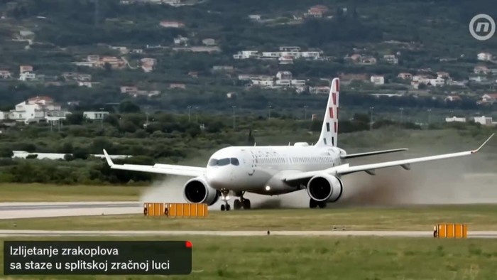 Pesawat Kroasia Airlines sempat terekam kamera oleng ketika proses lepas landas. Diketahui insiden tersebut terjadi pada pesawat dengan nomor registrasi 9A-CAN, Sabtu (16/5) di Split Airport Kastela.