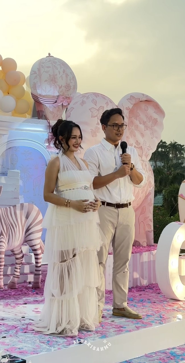 Nanda tampil kompak dengan suami mengenakan busana berwarna putih. Ia memilih dress ruffle halter neck. Dress tersebut memiliki bagian bawah yang menerawang. Foto: Instagram/@nandaarsynt