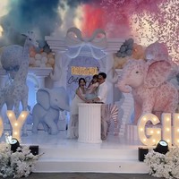 Acara semakin meriah saat Nanda dan suami memencet tombol gender reveal bersama. Rupanya anak kembar yang dikandung Nanda berjenis kelamin laki-laki dan perempuan. Foto: Instagram/@nandaarsynt