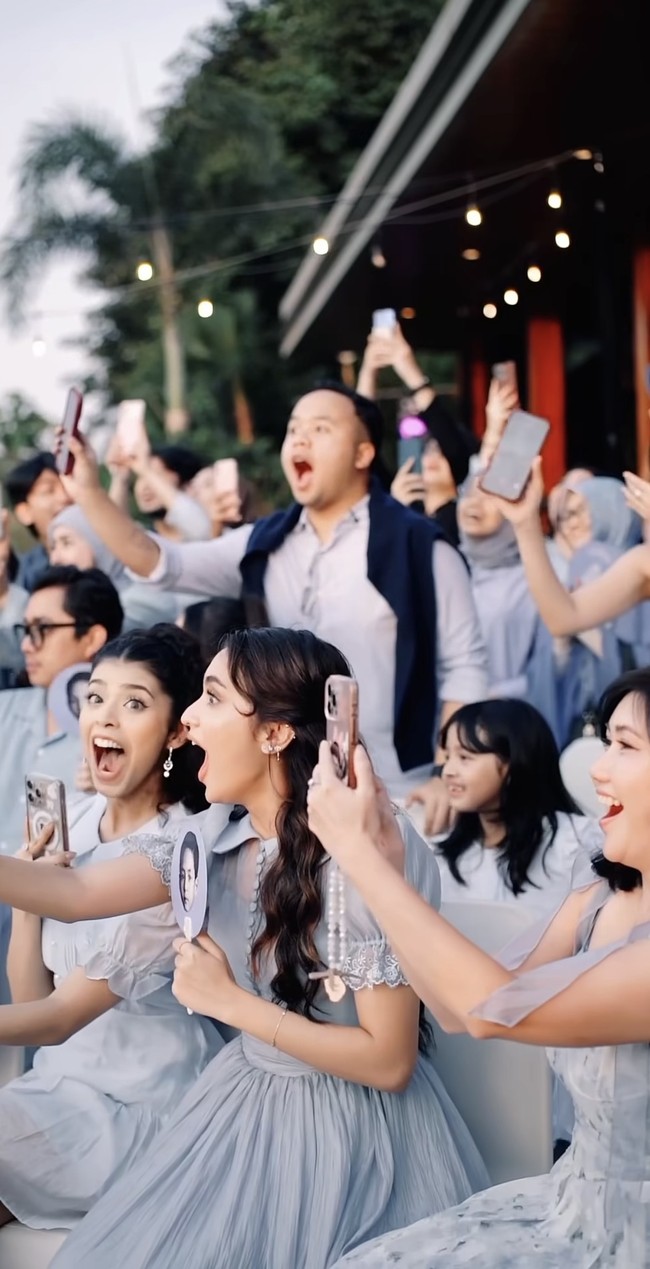 Para tamu undangan yang hadir ikut bersorak usai mengetahui jenis kelamin bayi yang dikandung Nanda. Tampak para tamu undangan mengenakan busana berwarna biru atau pink, sesuai dengan tebakan mereka. Foto: Instagram/@nandaarsynt