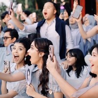 Para tamu undangan yang hadir ikut bersorak usai mengetahui jenis kelamin bayi yang dikandung Nanda. Tampak para tamu undangan mengenakan busana berwarna biru atau pink, sesuai dengan tebakan mereka. Foto: Instagram/@nandaarsynt