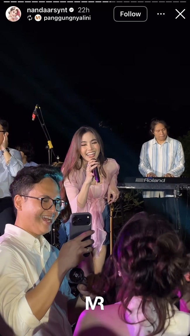 Tak sampai di situ, acara kembali dihebohkan dengan penampilan Mahalini yang bernyanyi sebagai bintang tamu. Mahalini terlihat hadir dengan mengenakan busana bernuansa pink dan biru. Foto: Instagram/@nandaarsynt