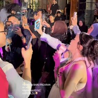 Bersama para tamu, Nanda ikut bernyanyi bersama menikmati lagu-lagu yang dibawakan Mahalini. Foto: Instagram/@nandaarsynt