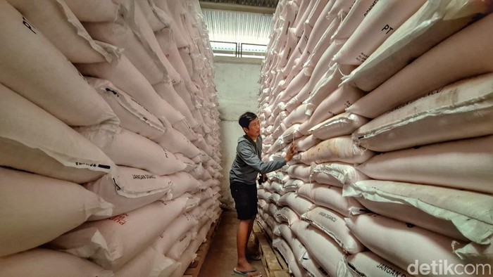 Para pekerja tengah memindahkan karung berisi pupuk di gudang PT Pupuk Indonesia, Kecamatan Nagreg, Kabupaten Bandung.