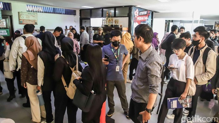 1.Sejumlah pencari kerja memadati area Job Fair di Gelanggang Remaja Jakarta Utara, Selasa (19/5/2026). Mereka terlihat membawa map berisi dokumen lamaran hingga curriculum vitae untuk mencoba peruntungan mendapatkan pekerjaan di tengah persaingan kerja yang semakin ketat.