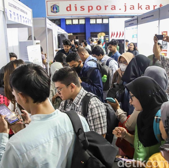 Pelamar Serbu Job Fair, Berebut Asa di Tengah Sulitnya Cari Kerja