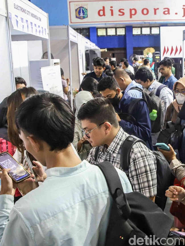 Pelamar Serbu Job Fair, Berebut Asa di Tengah Sulitnya Cari Kerja