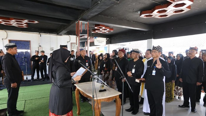 Bupati Banyuwangi, Ipuk Fiestiandani melantik pejabar baru di Pasar Rogojampi