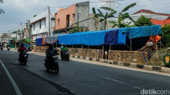 Kendaraan melintas di jalan Inspeksi Kalimalang, Cipinang Melayu, Jakarta, Selasa (19/5/2026). Trotoar di kawasan tersebut berubah fungsi menjadi lapak hewan kurban.