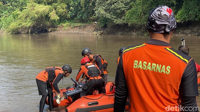 Pencarian korban hanyut saat cari ikan mabuk di Blitar