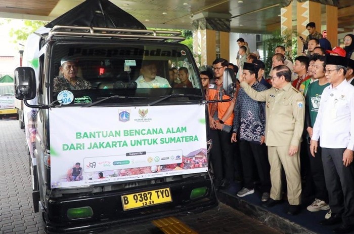 Penyaluran bantuan untuk korban bencana di Sumatera