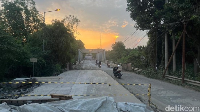 Perbaikan jalan di Mojokerto