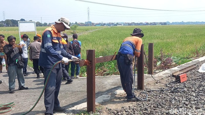 Momen PT KAI Daop 6 Yogyakarta menutup perlintasan sebidang liar di Plumbon, Sukoharjo, Selasa (19/5/2026).