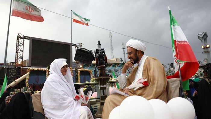Sejumlah pasangan Iran mengikuti upacara pernikahan massal bertajuk “Sacrificed Couple Wedding” di Teheran. Teheran, Iran, Senin (18/5/2026).