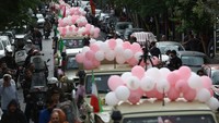 Kendaraan militer terlihat berjajar di lokasi upacara pernikahan massal tersebut. Kendaraan itu digunakan sebagai bagian dari konsep prosesi acara. Majid Asgaripour/WANA via REUTERS