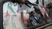 Suasana perayaan berlangsung ramai dengan kehadiran pasangan pengantin dan masyarakat. Upacara tersebut menjadi salah satu kegiatan publik yang menarik perhatian di Teheran. Majid Asgaripour/WANA via REUTERS
