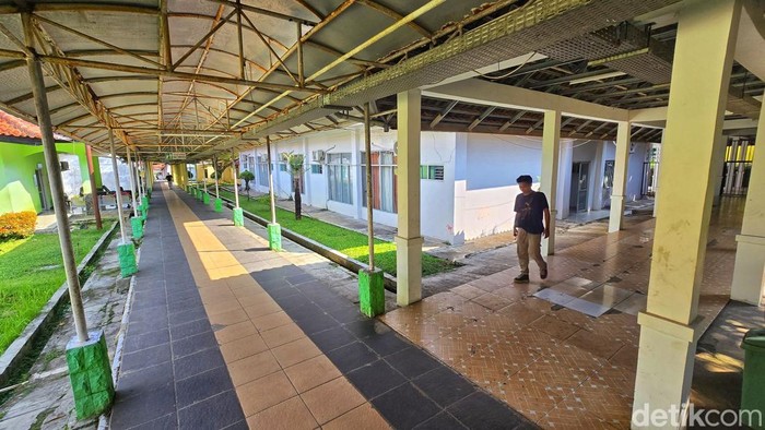 Persimpangan antara selasar utama menuju selasar ruang Paviliun
