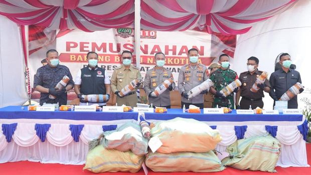 Polda Sumsel meraih penghargaan dari Pemkab Empat Lawang atas pengungkapan ladang ganja seluas 20 hektare (ha) dan pemusnahan 200 kg ganja. (dok Polda Sumsel)