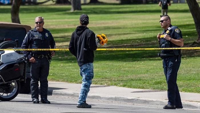 Polisi AS berjaga di sekitar kompleks masjid di San Diego, California, yang menjadi lokasi penembakan mematikan (AFP/ZOE MEYERS)