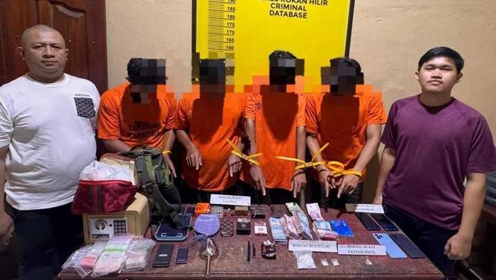 Polisi membongkar peredaran narkoba di Rokan Hilir, Riau. Ratusan amunisi turut disita.