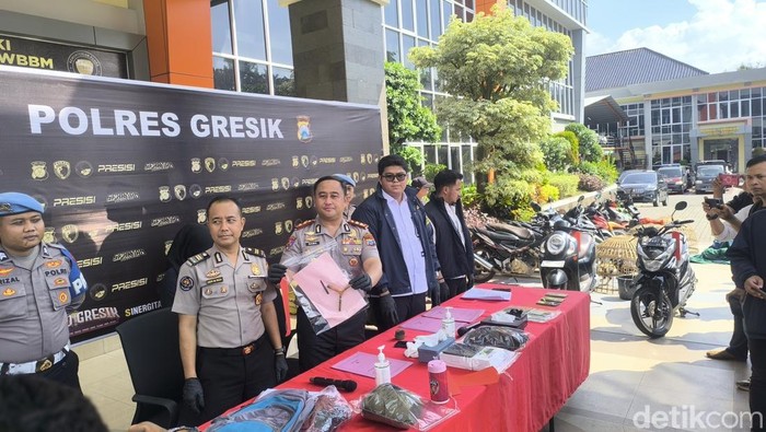 Polisi menunjukan barang bukti pengeroyokan suporter di Gresik