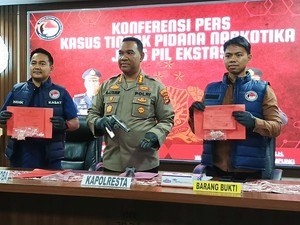 Pecatan TNI AU di Lampung Ditangkap karena Bawa 80 Butir Ekstasi-Senpi Rakitan