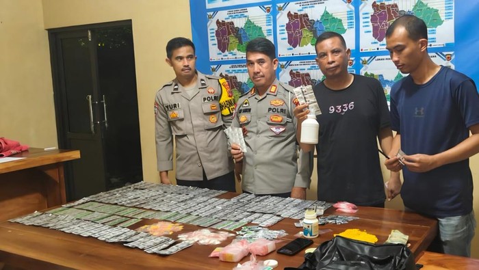 Polisi menyita ribuan obat ilegal di Ciomas, Bogor (dok.istimewa)