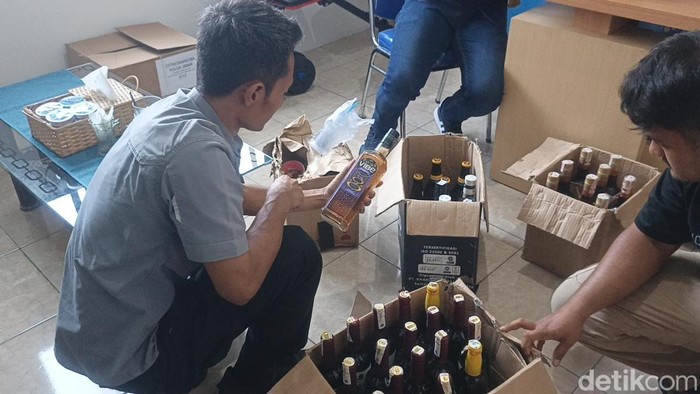 Polisi saat menggerebek gudang miras di rumah kosong, Tasikmalaya