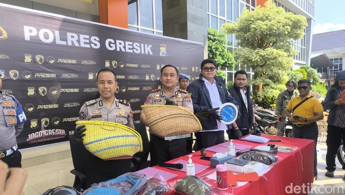 Polisi saat menunjukkan barang bukti judi sabung ayam